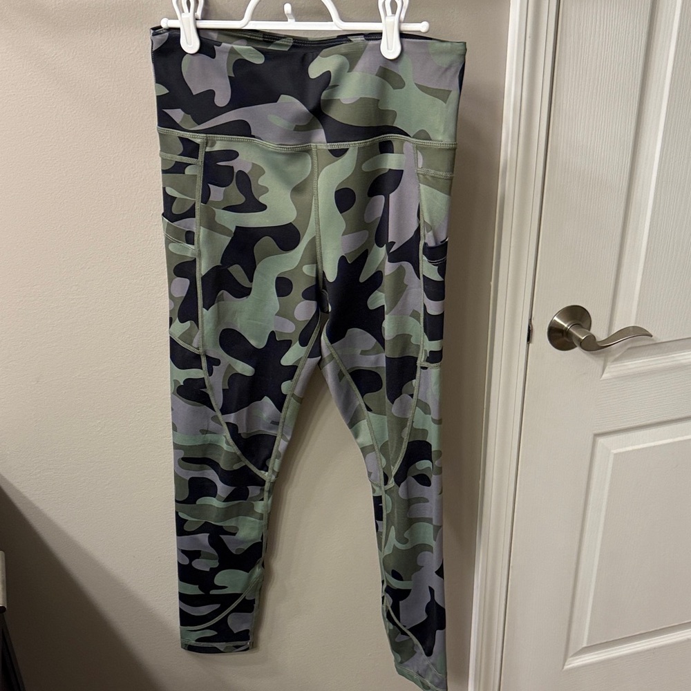 Zyia Green Camo Pocket Light n Tight Leggings